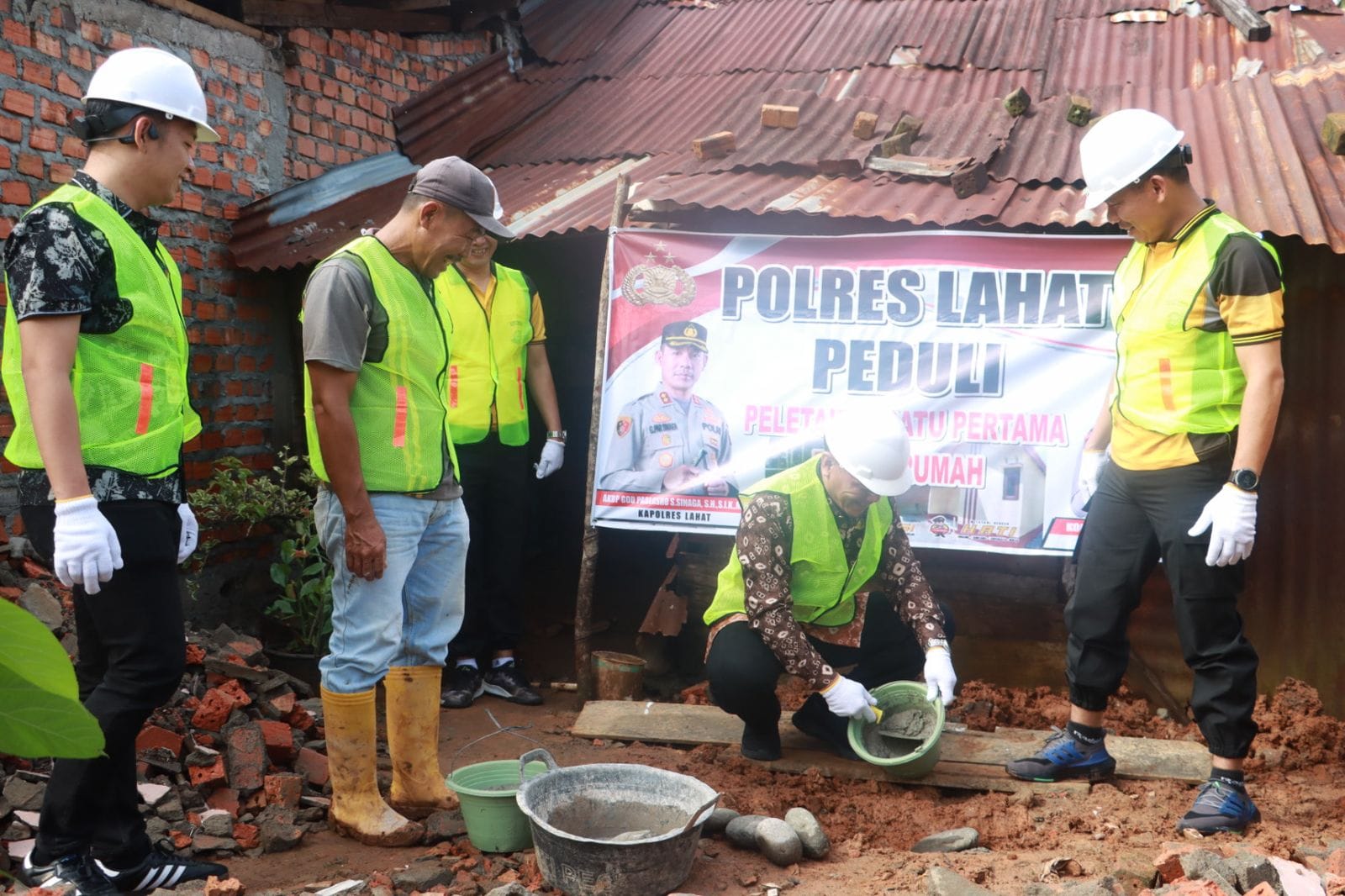 Polres Lahat Gelar Peletakan Batu Pertama Program Bedah Rumah untuk Warga Kurang Mampu