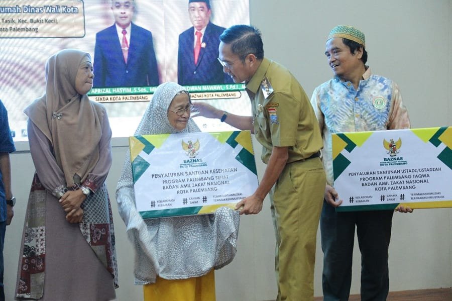 Palembang Berzakat, Wali Kota Ratu Dewa Serahkan Zakat untuk Warga Kurang Mampu