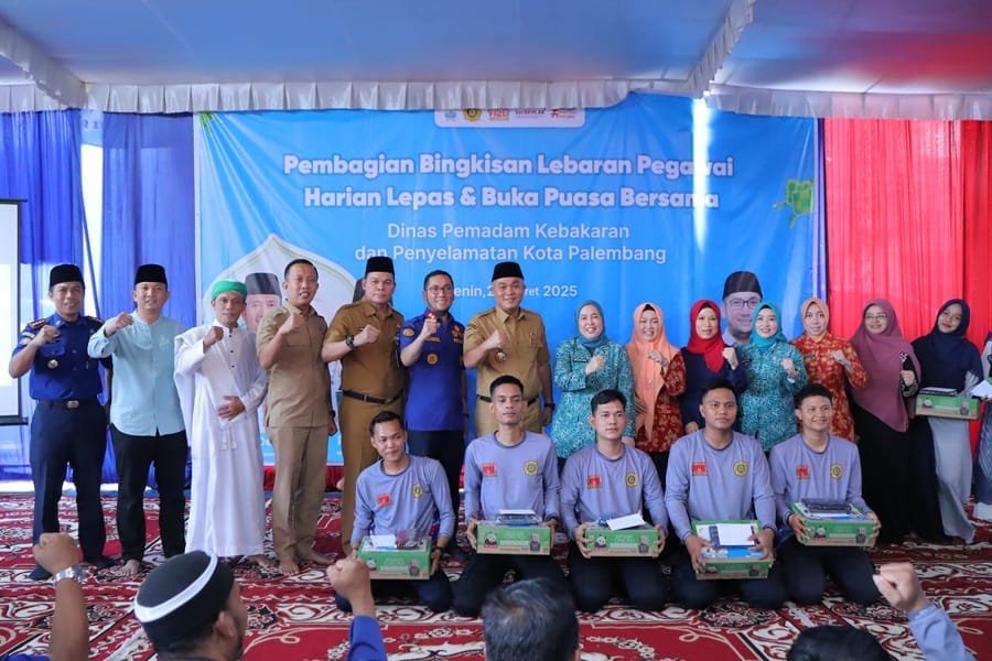 Apresiasi Pahlawan Pemadam, Wali Kota Palembang Beri Bingkisan Lebaran untuk Pegawai PKP