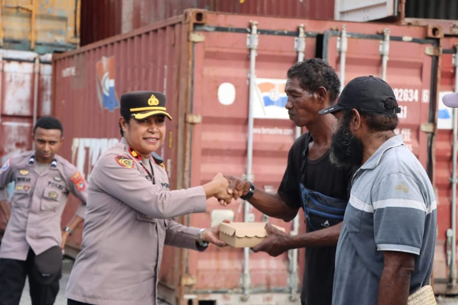 Polres Fakfak Bagikan Takjil untuk TKBM Pelabuhan, Wujud Kepedulian di Bulan Ramadan