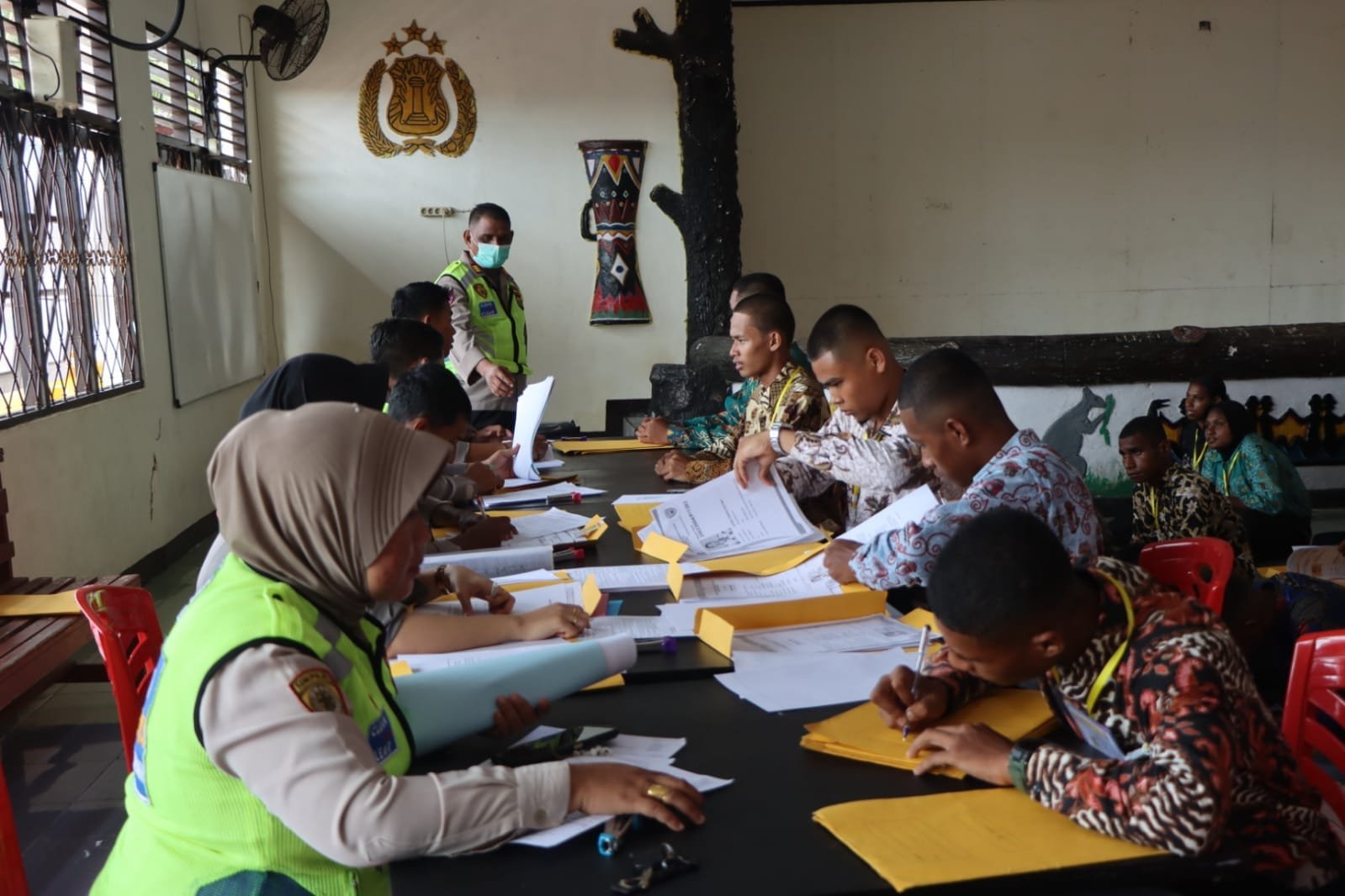 463 Peserta Lulus Verifikasi, Polres Fakfak Gelar Pemeriksaan Administrasi Penerimaan Anggota Polri 2025