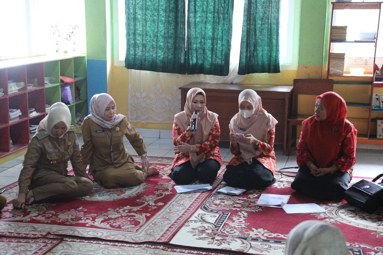 Ketua DWP Palembang Tinjau Drainase Tersumbat dan Pohon Rawan di TK Dharma Wanita