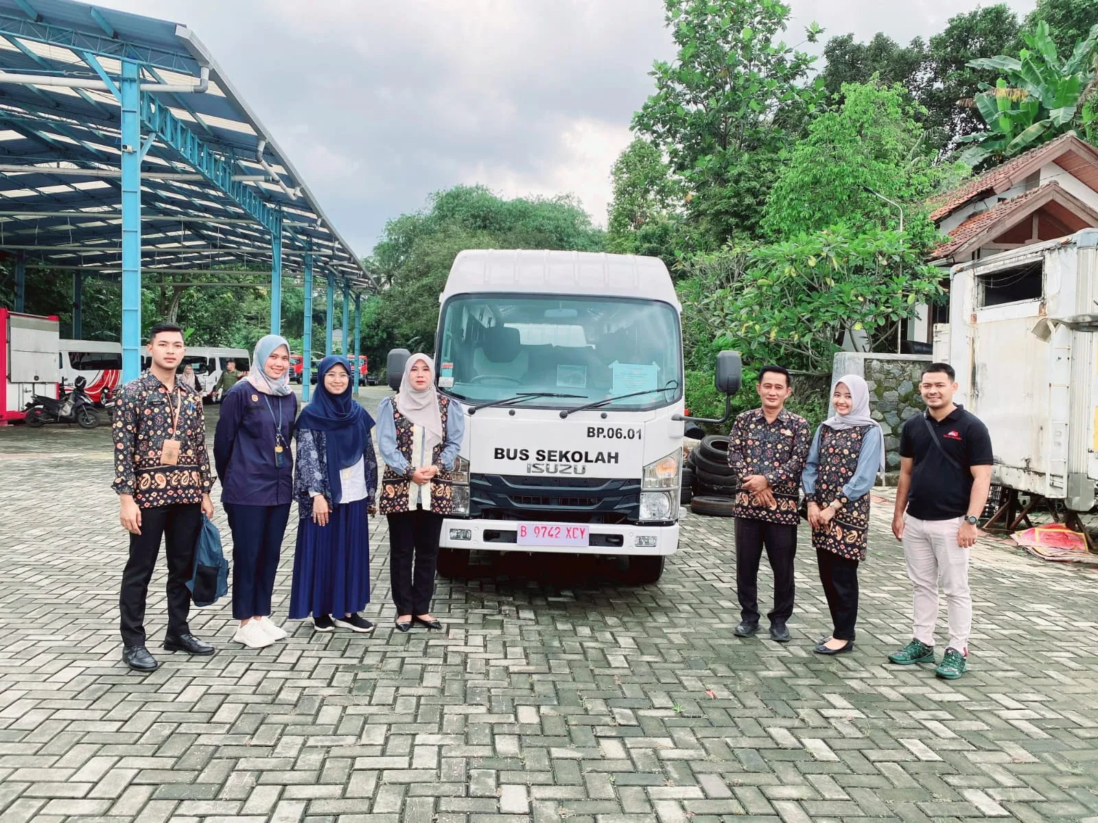 Kementerian Perhubungan RI Serahkan Bantuan Bus Sekolah untuk Pelajar di PALI