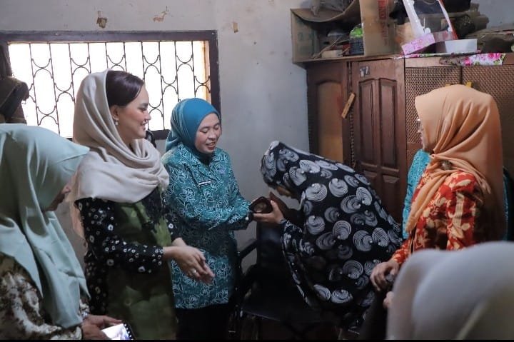 Baru Dilantik, Dewi Sastrani Langsung Turun Tangan Bantu Warga Palembang