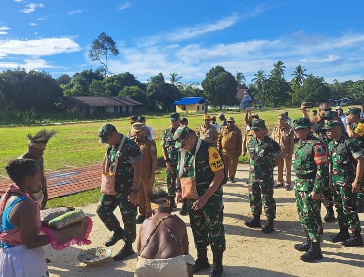 Danrem 182/JO Dampingi Pangdam Kasuari & Aslog Kasad Tinjau TMMD Ke-123 di Kabupaten Teluk Bintuni