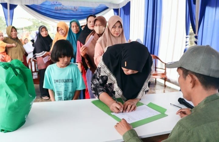 PLN Terangi Ramadhan: Ribuan Warga Dapat Sembako Murah!