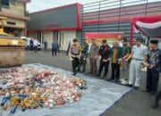 Polres Lahat Musnahkan Ribuan Botol Miras Jelang Operasi Ketupat Musi 2025