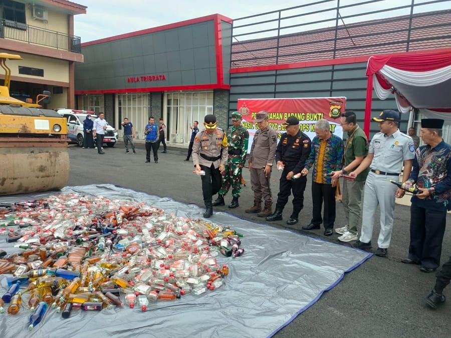 Polres Lahat Musnahkan Ribuan Botol Miras Jelang Operasi Ketupat Musi 2025