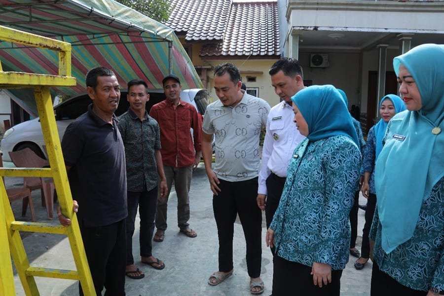 Pemkot Palembang Realisasikan Program Sehat dan Peduli, Warga Kurang Mampu Terima Bantuan