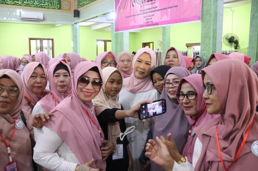 Santunan & Tausiah, Feby Deru & EECM Manfaatkan 10 Hari Terakhir Ramadhan