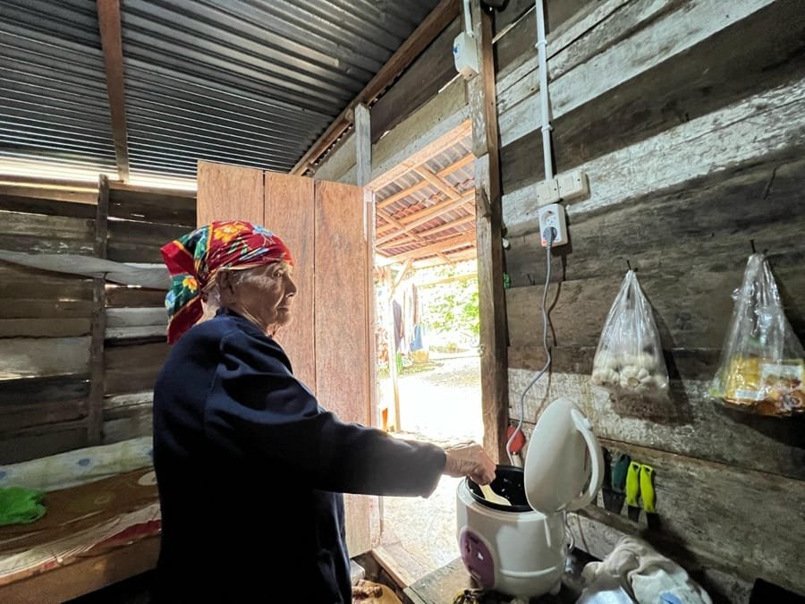 Tangis Haru Nenek Rusmini! Lima Tahun Hidup dalam Gelap, Kini Rumahnya Kembali Bercahaya
