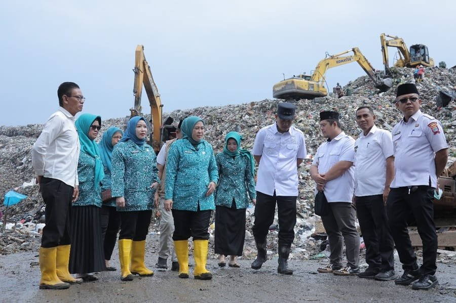 Ketua TP PKK Palembang Bagikan Sembako dan Santuni Warga di Sukawinatan