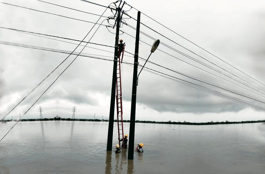 Ketika Langit Murka, PLN Siaga! Hindari Bahaya Listrik di Tengah Cuaca Ekstrem