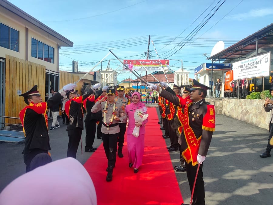 Meriah dan Penuh Makna! Tradisi Penyambutan Kapolres Lahat yang Baru