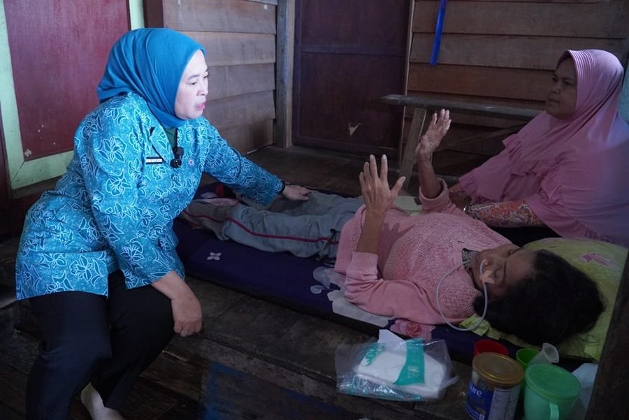 Tembus Banjir demi Warga Sakit, Ketua TP PKK Palembang Buktikan Kepedulian Tanpa Batas