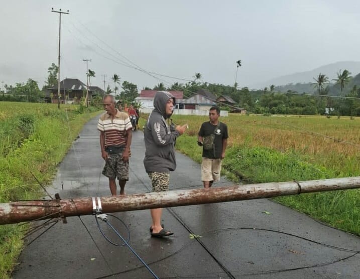 Satu Tiang Listrik Roboh di Tanjung Agung, Warga dan PLN Evakuasi Bersama