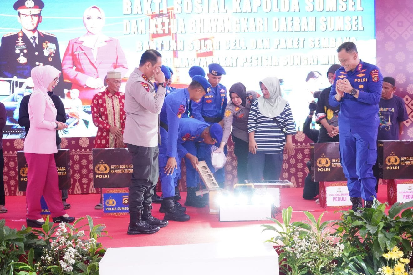 Terangi Malam Nelayan, Kapolda Sumsel dan Pj Bupati Banyuasin Bagikan Solar Cell