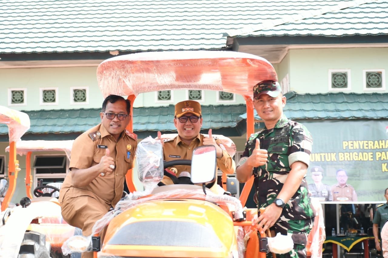 Banyuasin Terima Bantuan Traktor Roda 4 dari Kementan RI untuk Dukung Ketahanan Pangan