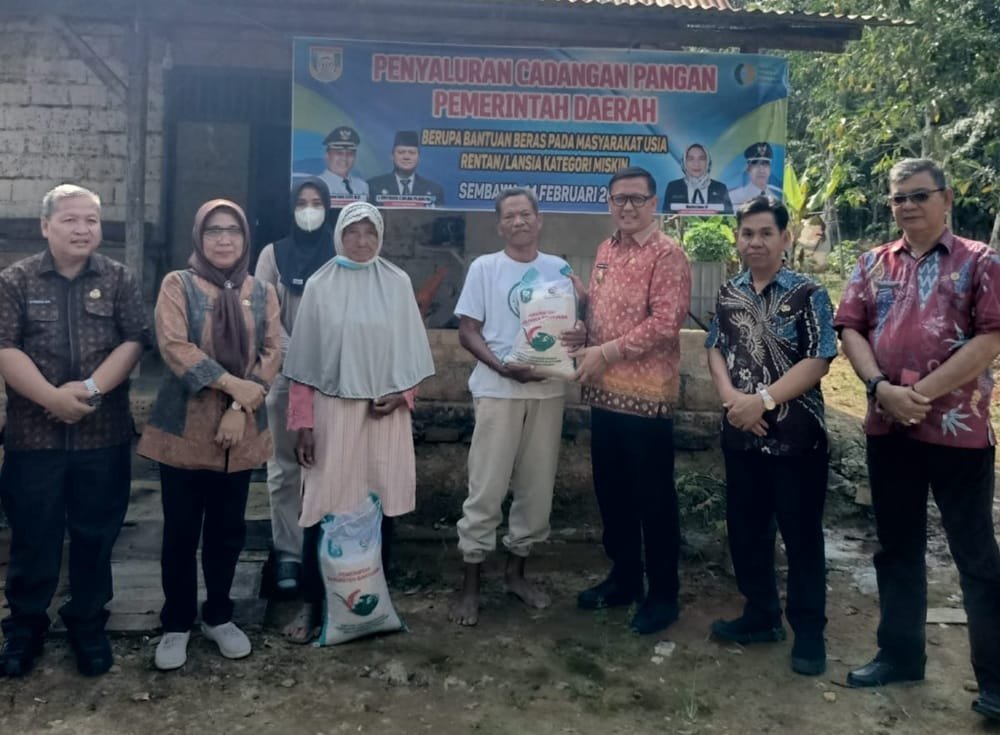 Pj Bupati Banyuasin Serahkan Bantuan Cadangan Pangan ke Desa Lalang Sembawa dan Pulau Harapan