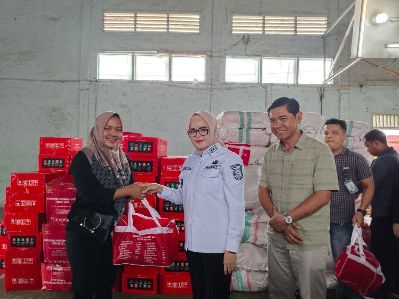 Sembako untuk Masyarakat Banyuasin, Wabup Netta Indian Tinjau Langsung Korban Banjir dan Infrastruktur