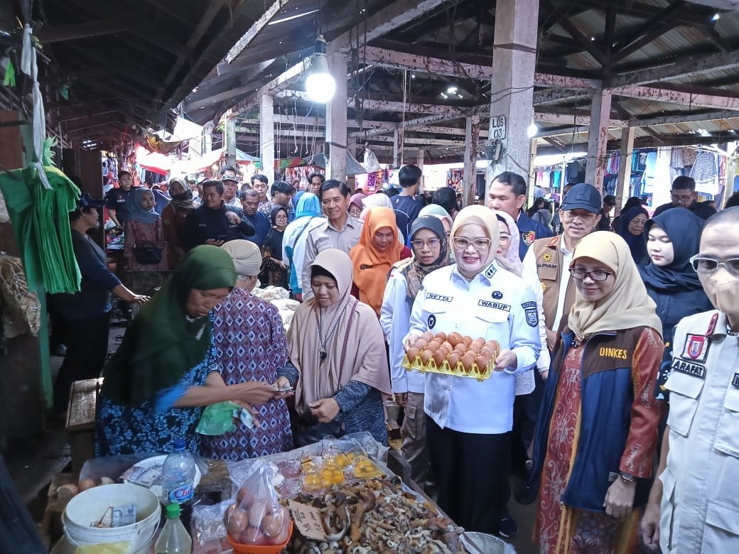 Wabup Netta Tinjau Pasar Sukamoro, Stok Bahan Pokok Aman, Harga Stabil Jelang Lebaran