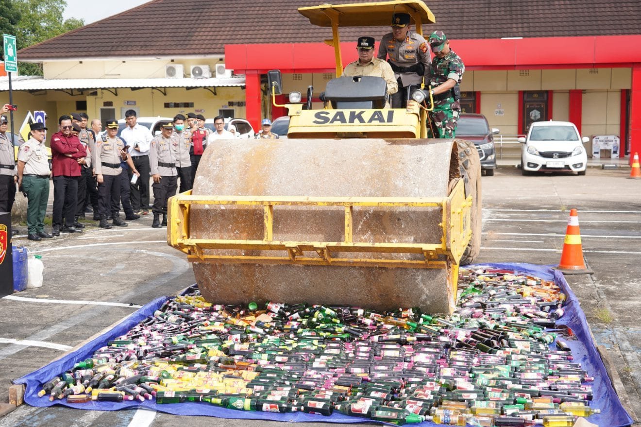 Jelang Idul Fitri, Bupati Banyuasin Pimpin Apel Operasi Ketupat Musi 2025 dan Musnahkan Ribuan Botol Miras