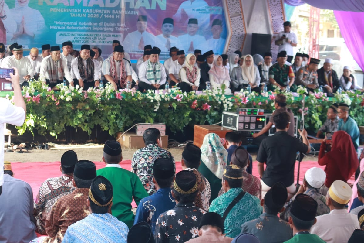 Penutupan Safari Ramadhan 1446 H di Desa Saleh Mukti, Bupati Banyuasin Janji Buka Akses Jalan untuk Warga