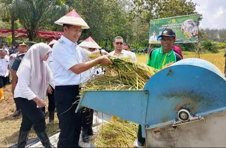 PALI Dorong Swasembada Pangan, Traktor dan Pupuk Disalurkan, Petani Sumringah