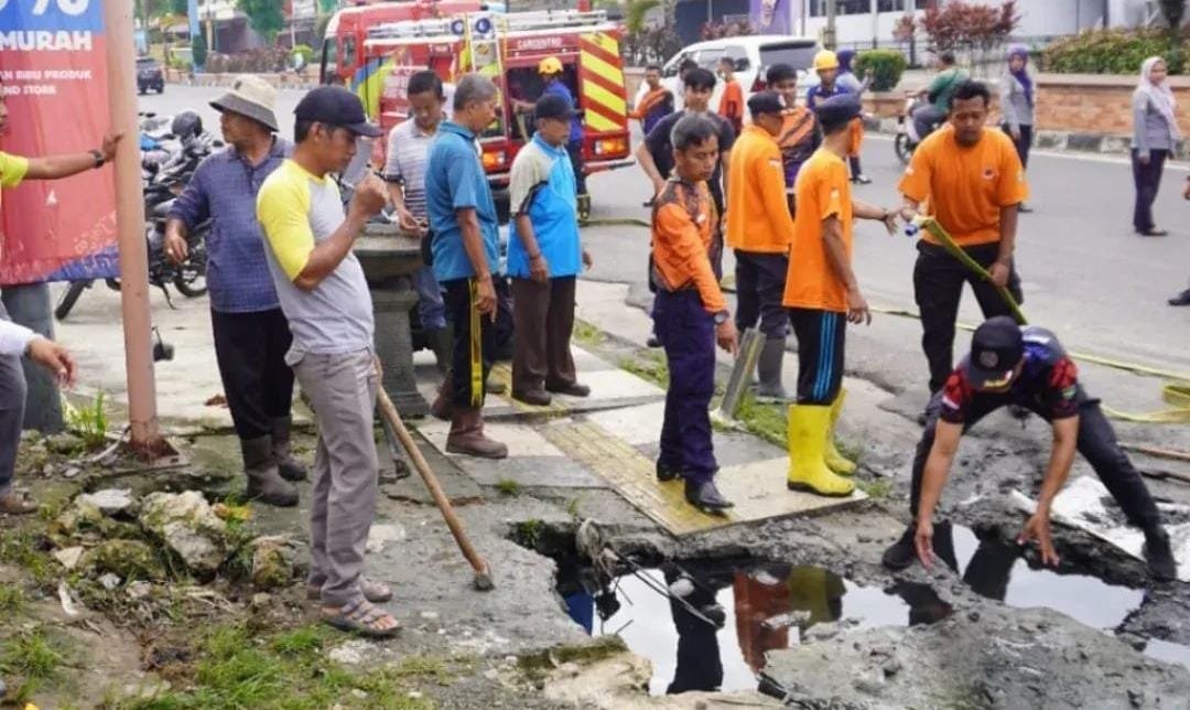 Wali Kota H. Arlan Pimpin Aksi Bersih Drainase di Jalan Jenderal Sudirman