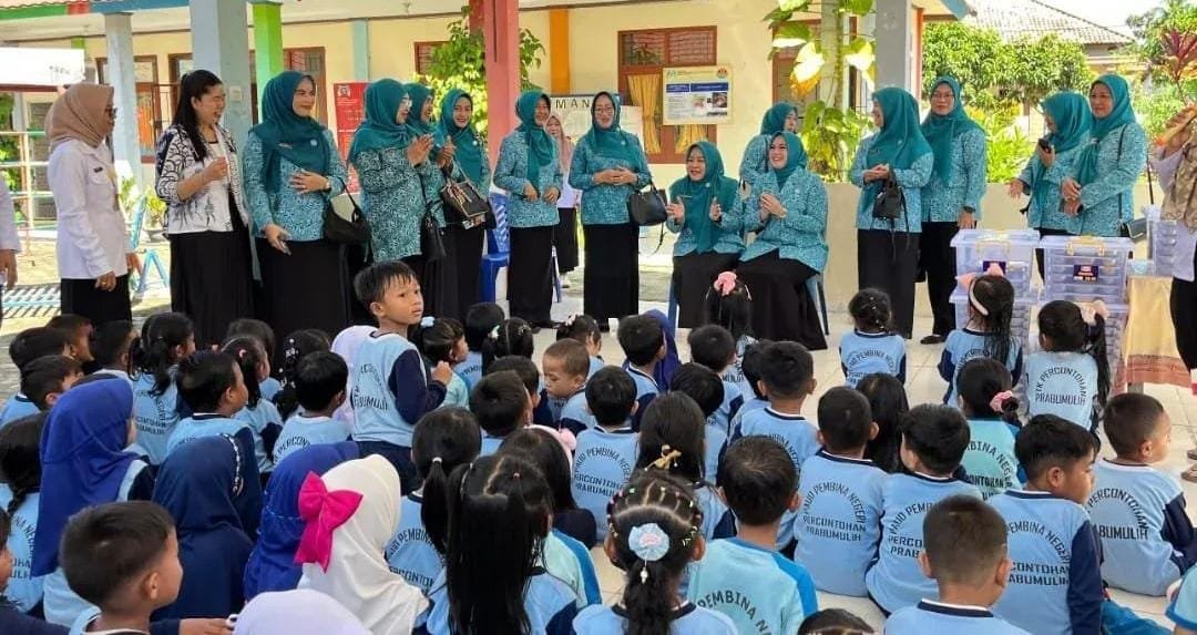 TP PKK Prabumulih Serahkan Bantuan untuk Anak Penderita Kelainan dan Tinjau PAUD Pembina