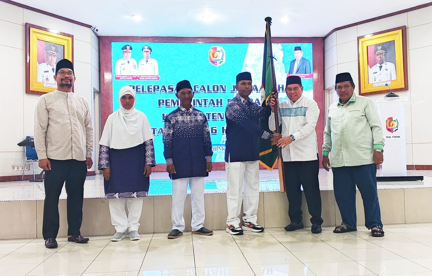 Bupati Fakfak Lepas Calon Jamaah Haji 2025, Gunakan Waktu 40 Hari untuk Beribadah Maksimal