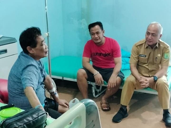 Besuk Ketua PWI Sumsel, Sekda Kaget Kurnaidi Telah di Opname 11 Hari