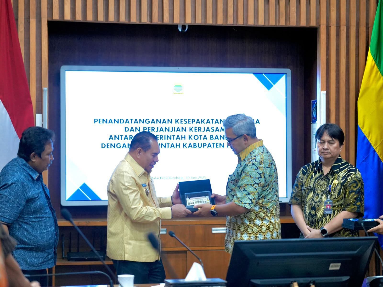 Bupati Fakfak dan Wali Kota Bandung Teken Kerja Sama Sistem Informasi Monitoring Pembangunan