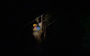 Diterjang Cuaca Ekstrem, PLN Tempur Semalam Suntuk Pulihkan Listrik OKU