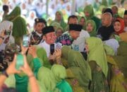 Harlah Ke-79 dan Ke-75 Muslimat-Fatayat NU, Gubernur Deru: Perempuan Kunci Moral Bangsa