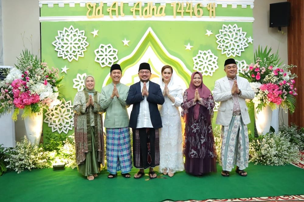 Ratu Dewa Sholat Idul Adha Bersama Ribuan Warga di Masjid Agung Palembang
