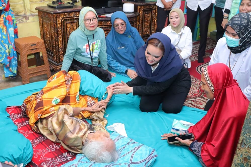 TP PKK Palembang Jenguk Lansia Sakit, Wujud Nyata Kepedulian Sosial