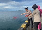 Semarak Hari Bhayangkara ke-79, Kapolres Fakfak AKBP Dr. Hendriyana, S.E., M.H. Pimpin Ziarah di TMP dan Tabur Bunga di Laut