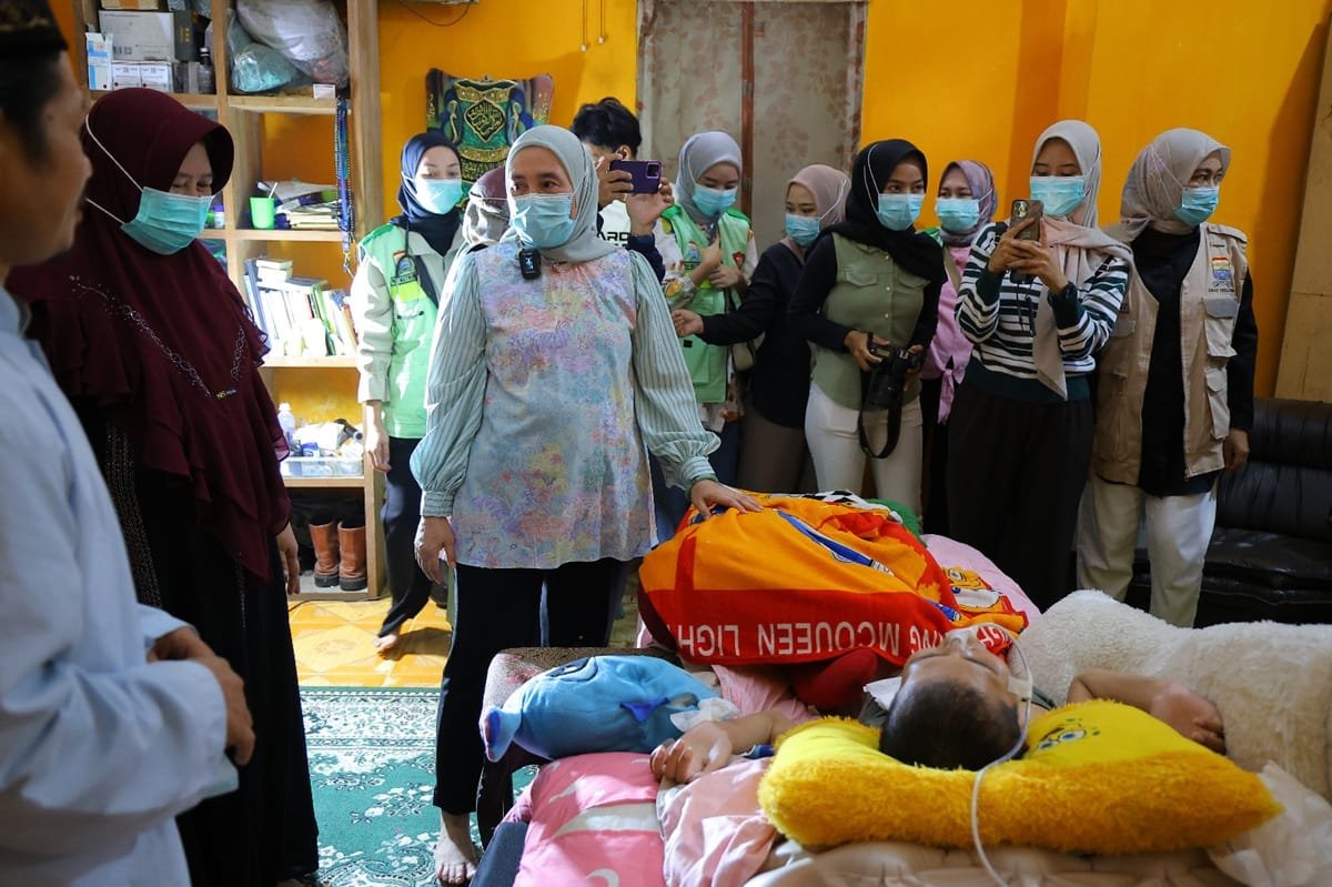 Ketua TP PKK Palembang Kunjungi Warga Sakit di Kertapati, Beri Bantuan Kemanusiaan