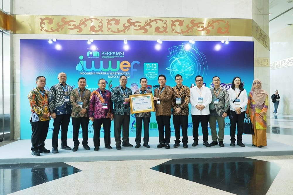 Wali Kota Palembang Ratu Dewa Terima Penghargaan Perpamsi di Ajang IWWEF 2025