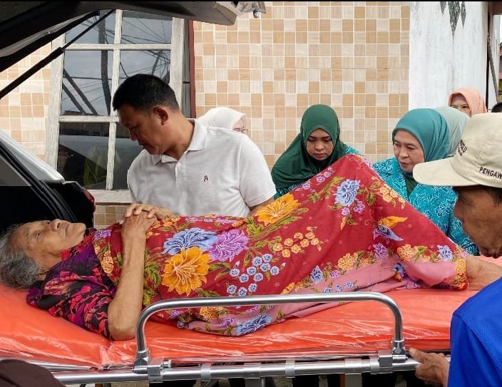 Lansia di 8 Ulu Akhirnya Dirawat Usai Dibujuk Ketua TP PKK Kota Palembang