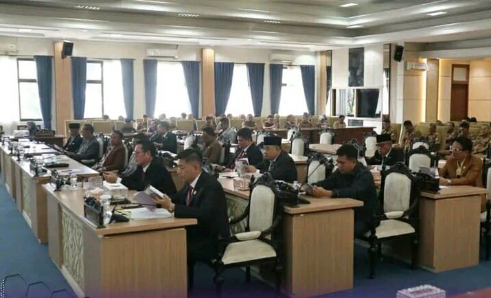 Rapat Paripurna DPRD Bahas RAPBD Perubahan Pagar Alam 2025, Wawako Bertha Sampaikan Penjelasan