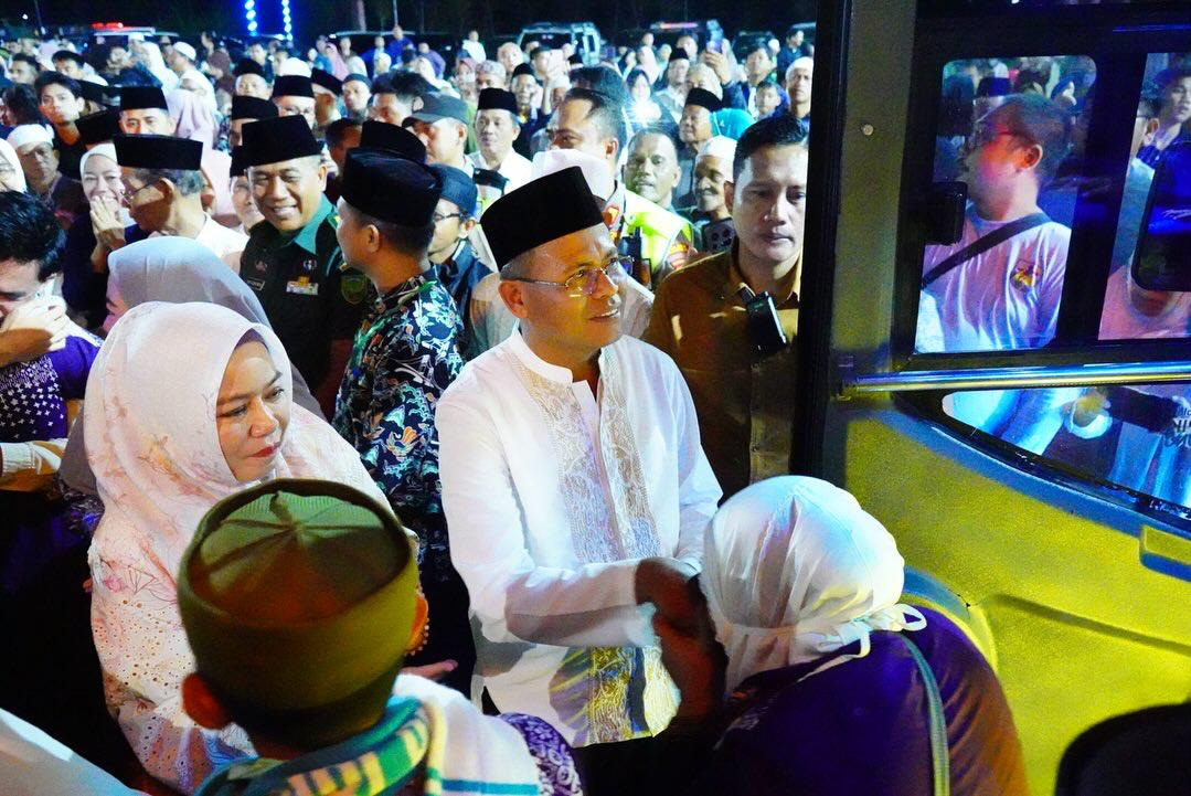Kepulangan Penuh Haru, Wali Kota Arlan Sambut 196 Jemaah Haji Prabumulih di Islamic Center