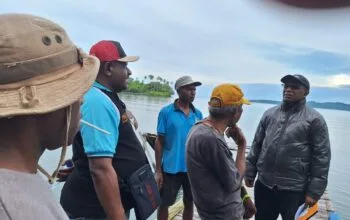 Clifford Ndandarmana Dampingi Sekretaris PUPR PB Tinjau Akses Jalan ke Pulau Bone, Situs Sakral Masuknya Agama Katolik Pertama di Tanah Papua
