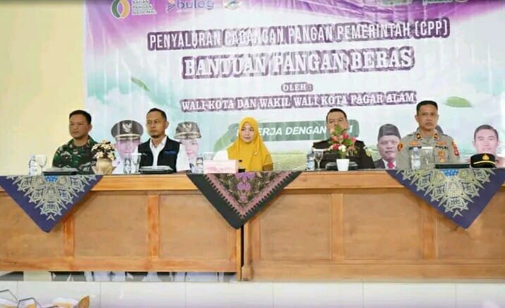 7.926 Warga Pagaralam Terima Bantuan Beras, Wawako Hj. Bertha Serahkan Secara Simbolis