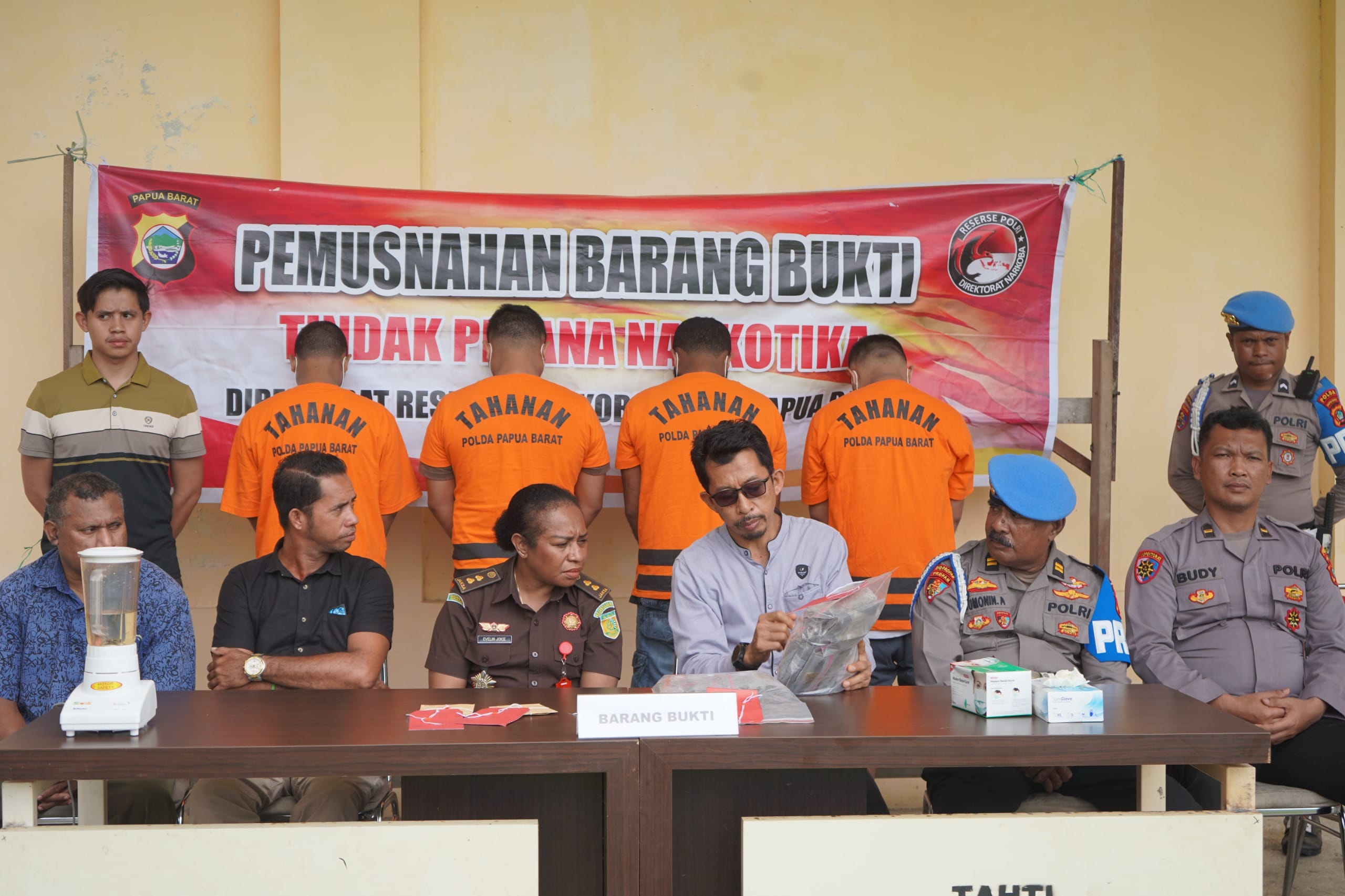 Empat Kasus Terungkap, Polda Papua Barat Musnahkan Barang Bukti Narkoba Disaksikan Tersangka