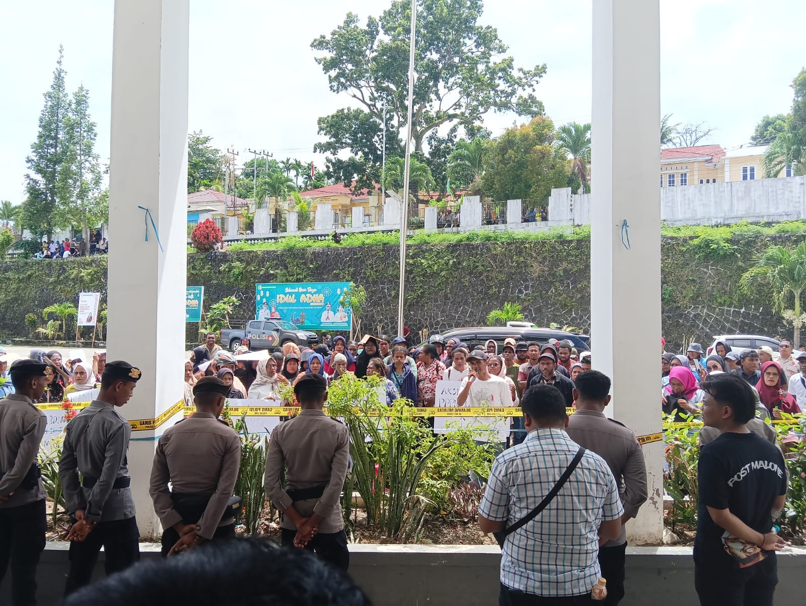 Aksi Demo Honorer Non Database, Polres Fakfak Siagakan 106 Personel
