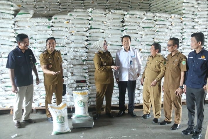 Pemkab PALI Pastikan Kualitas Bantuan Beras Lewat Inspeksi ke Gudang Bulog