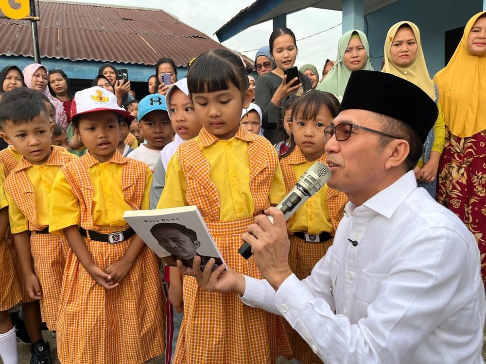 Seragam Gratis untuk 39.099 Siswa! Wali Kota Ratu Dewa Langsung Serahkan ke Sekolah