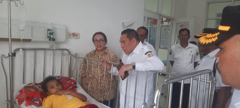 Samaun Dahlan Jenguk Pasien, Pastikan Pelayanan RSUD Fakfak